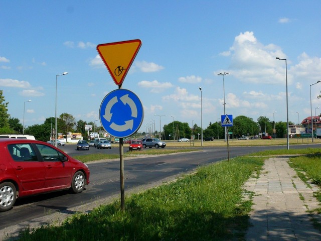 Wakacje 2011 roku. Wjazd  ulicy Podgórze na rondo Dmowskiego.