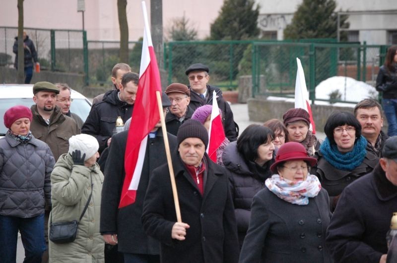 Kwidzynianie przeszli ulicami miasta w marszu pamięci ofiar katastrofy pod Smoleńskiem