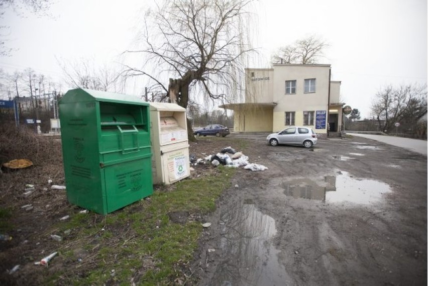 Stacja PKP "Kraków Batowice" tonie w śmieciach [ZDJĘCIA]