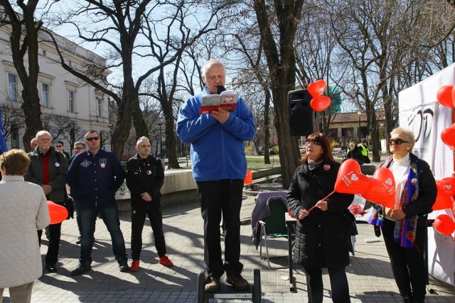 Czytanie konstytucji na Piotrkowskiej  w Łodzi. Akcję zorganizował łódzki KOD / 2.04.2016