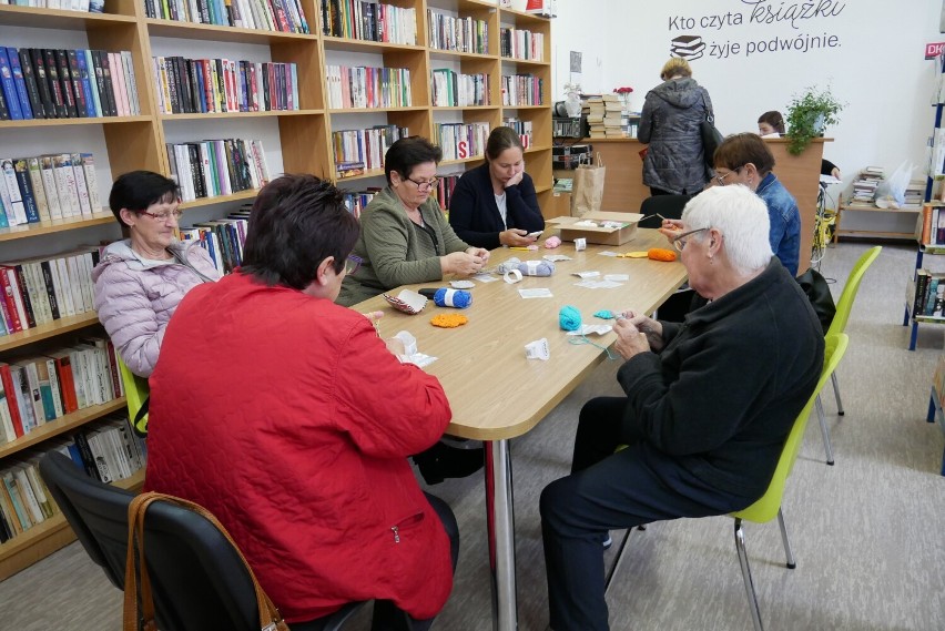 Biblioteka Publiczna w Otmuchowie organizuje zajęcia z szydełkowania