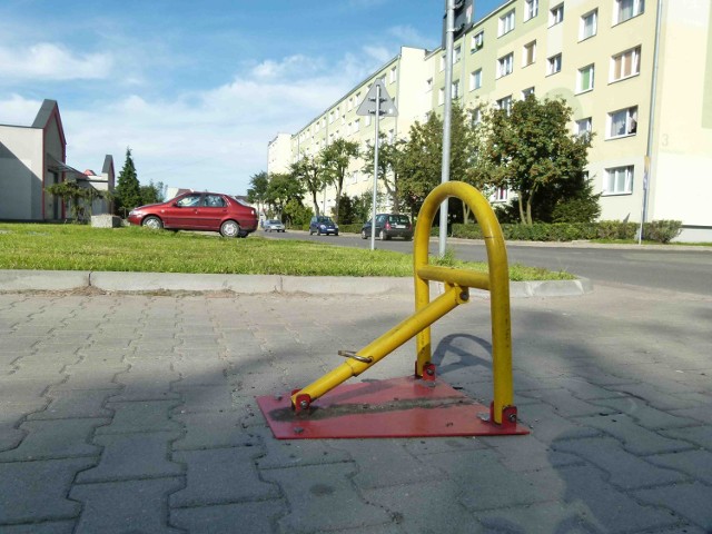 &#8233;Blokada uniemożliwia wjazd na biblioteczny parking poza godzinami jej pracy