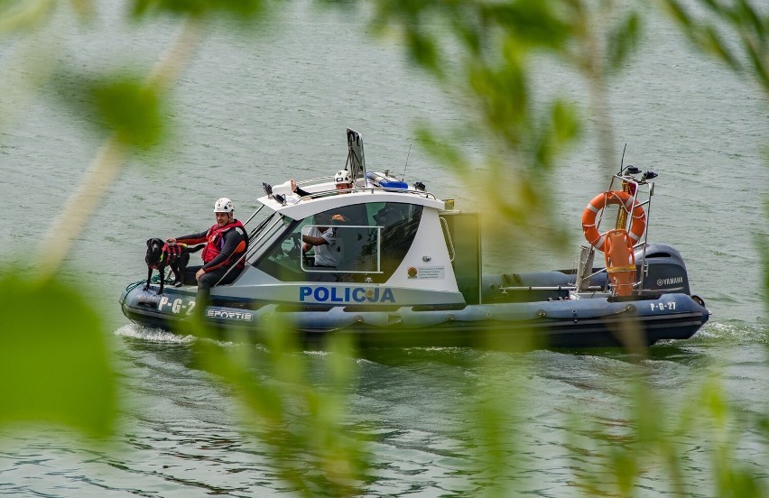 Przewodnicy psów ćwiczyli ze swoimi czworonożnymi partnerami...