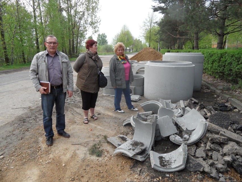 Rozbite kręgi betonowe używane do budowy kanalizacji,...