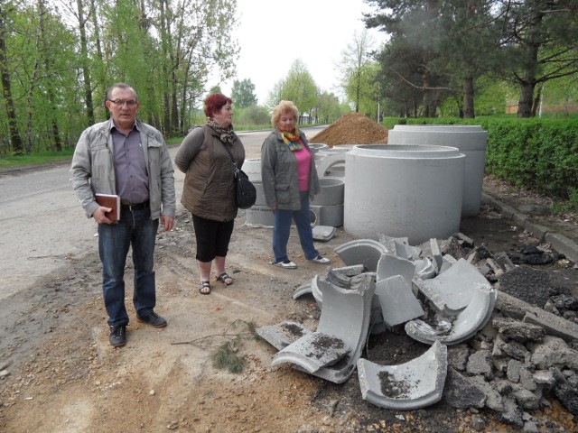 Rozbite kręgi betonowe używane do budowy kanalizacji, kilkumetrowe górki piasku - to ulubione "atrakcje", które w swoich zabawach wykorzystują dzieciaki mieszkające w rejonie osiedla Gwarków w Roju.