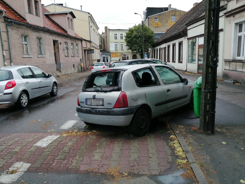  Wrak na ulicy Wągrowca. Co zrobił w tej sprawie ratusz i policja? 