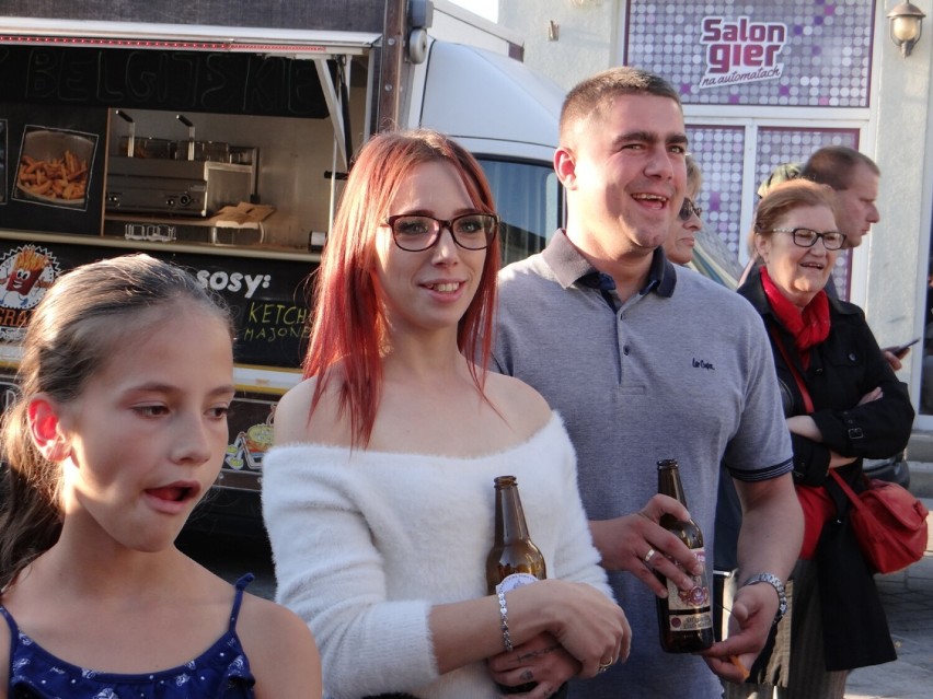 Niedziela na Przystanku Food Truck w Radomsku z konkursami i animacjami 5.09.2021 ZDJĘCIA