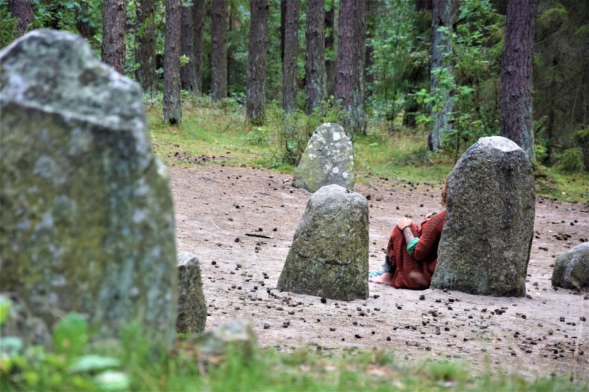 Wyprawy dalsze i bliższe. Tajemnicze kamienne kręgi na Kaszubach. Dawnym cmentarzyskom Gotów wielu przypisuje nadprzyrodzone moce ZDJĘCIA