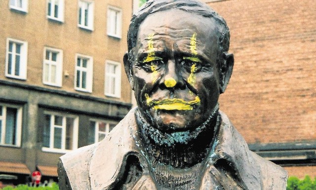 Ponad dwie godziny trwało usuwanie żółtej farby z pomnika Romana Wilhelmiego