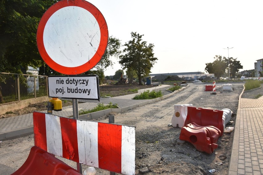 Budowa ronda w  Szubinie przeciąga się. Wykonawca zdąży z...