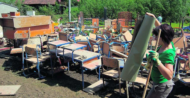 W Rzepienniku Strzyżewskim z klas wyniesiono przemoczone meble i ławki szkolne. Większość z nich nie nadaje się już do użytku