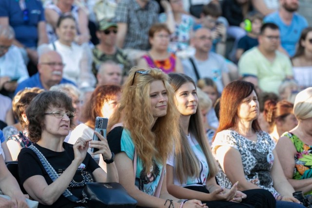 Izabela Trojanowska w Bydgoszczy 3 lipca podczas koncertu z cyklu Rzeka Muzyki 2022 nie musiała zachęcać publiczności do wspólnego śpiewania. Największe przeboje część osób nie tylko zaśpiewała, ale nawet zatańczyła razem z artystką na scenie!