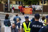 Protest w Zabierzowie. Mieszkańcy: "Nie chcemy spłonąć we własnych domach". Sprzeciwiają się budowie osiedla w strefie przebiegu gazociągu