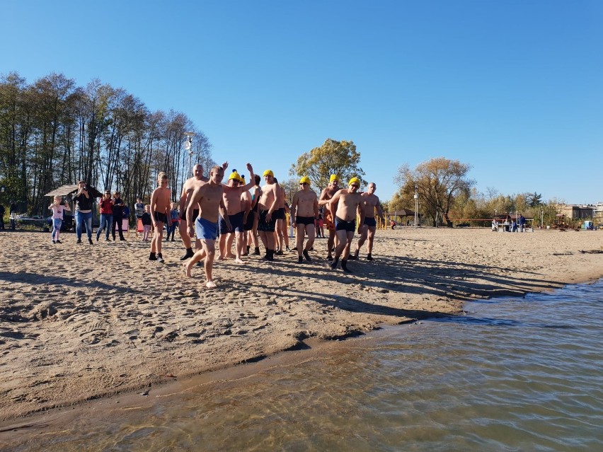 Mroźne Stwory rozpoczęły sezon morsowania w Choroszczy. Pierwsza zimna kąpiel za nimi [zdjęcia]