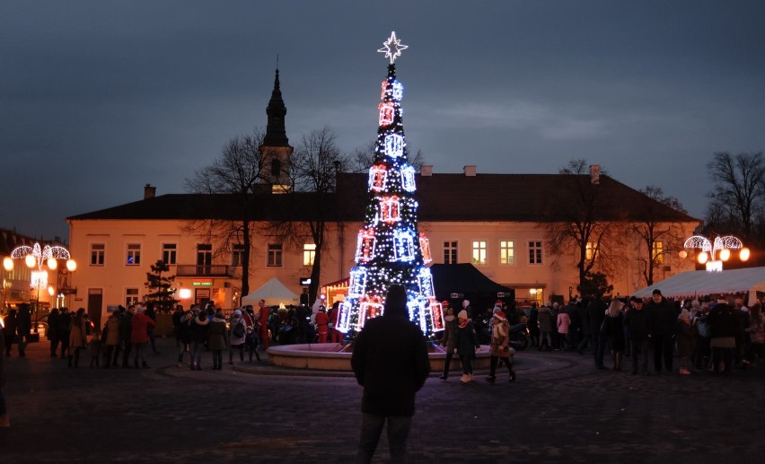 Na placu Legionów w Wieluniu rozbłysła już choinka i świąteczne iluminacje [ZDJĘCIA]