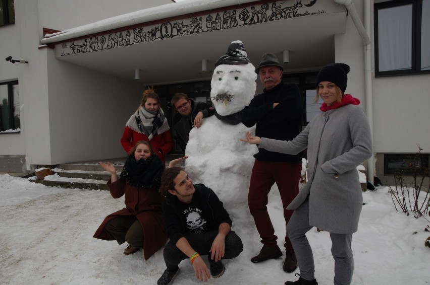 Nowy Wiśnicz. Podobizna nauczyciela Wojciecha Hyżego wykonana ze śniegu przez uczniów "Plastyka"