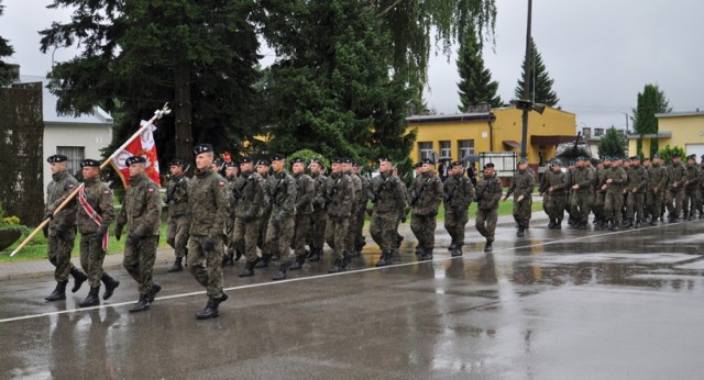 17 lat. Właśnie tyle mija od dnia, w którym po raz pierwszy obchodziliśmy w naszym kraju jakże ważne dla nas wszystkich wydarzenie - ustanowione na pamiątkę zwycięskiej Bitwy Warszawskiej, stoczonej w 1920 roku w czasie wojny polsko-bolszewickiej - Święto Wojska Polskiego.

Tegoroczne Święto Wojska Polskiego podhalańczycy z przemyskiego garnizonu celebrowali w środę wspólnie z czołgistami 1. batalionu w podprzemyskiej Żurawicy. Zgodnie z tradycją, w uroczystościach udział wzięli mieszkańcy miejscowości, władze samorządu gminnego oraz zaproszeni goście. 

W tym dniu, oprócz gratulacji i życzeń, na wyróżniających się żołnierzy czekały odznaczenia i awanse na wyższe stopnie wojskowe.