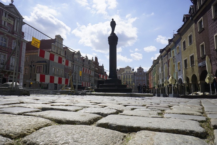 Już niedługo z nawierzchni Starego Rynku w Poznaniu zniknie...