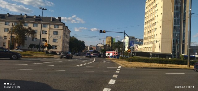 Zderzenie auta osobowego z miejskim autobusem na rondzie Jagiellonów w Bydgoszczy.