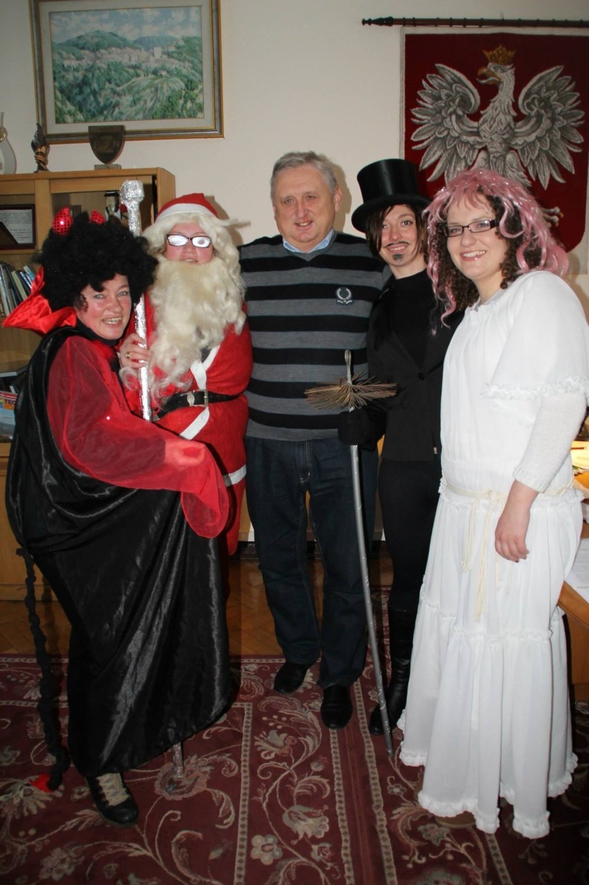 Mikołaje z Wisły odwiedziły włodarzy, urzędników i...