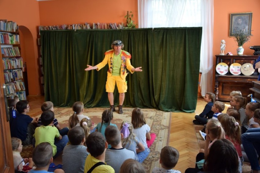 Pruszcz Gd.: Dyzio Piórko porwał dzieci do zabawy podczas VIII Pikniku Czytelniczego na zakończenie wakacji [ZDJĘCIA, WIDEO]