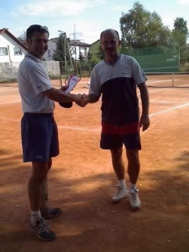 Paweł Kasperczyk (z lewej) gratuluje zwycięzcy turnieju