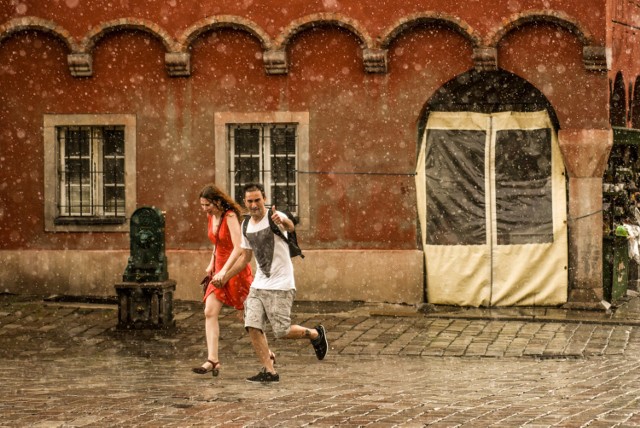 11.07.2016 poznan lg deszcz burza stary rynek ulewa pogoda parasol. glos wielkopolski. fot. lukasz gdak/polska press