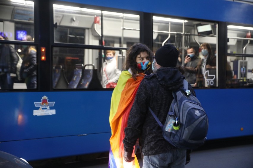 Kraków. Rozpoczęły się kolejne protesty kobiet. Doszło do przepychanek, były utrudnienia w ruchu [ZDJĘCIA]