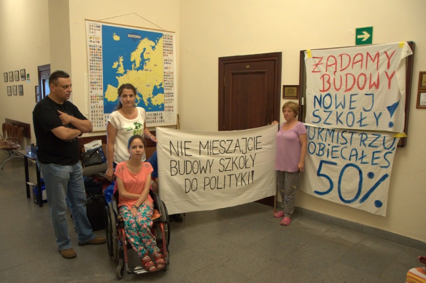 Kompromis w Oławie. Rodzice niepełnosprawnych dzieci opuścili budynek urzędu miejskiego (ZDJĘCIA)