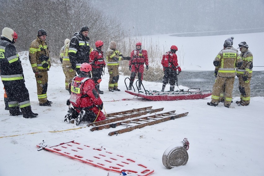 Ćwiczenia z ratownictwa lodowego przeprowadzono na jeziorze...