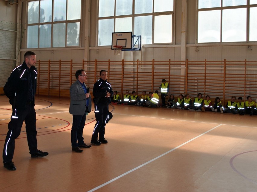 Policjanci z Radziejowa przekazali odblaski dla przedszkolaków i uczniów z powiatu radziejowskiego