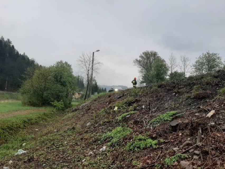 Nowy Sącz. Wypadek na ul. Kamiennej. Samochód zakończył podróż w rowie