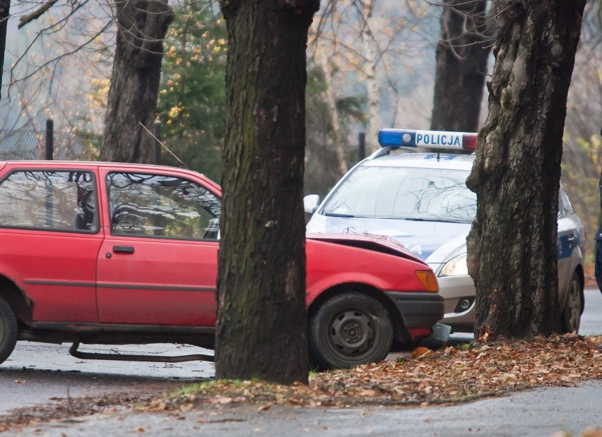 Wypadek na ul. Lotników, samochód wjechał w drzewo (ZDJĘCIA)