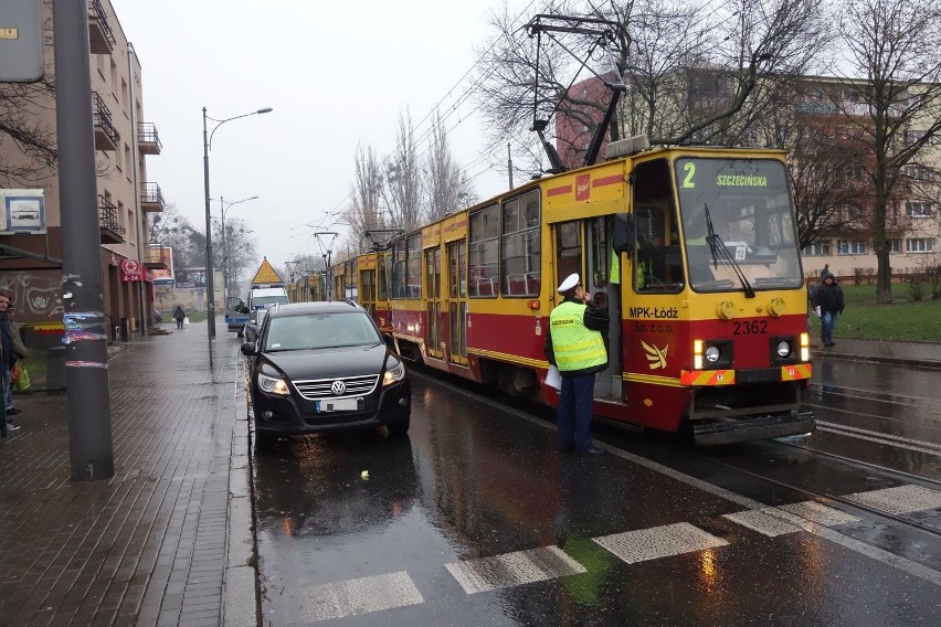 Wypadek na Limanowskiego w Łodzi. Samochód potrącił dwie osoby wysiadające z tramwaju