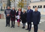 Nowy Sącz.  Oświadczenie o solidarności ze służbami mundurowymi podzieliło nowosądeckich radnych