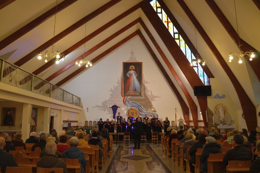 Koncert pasyjny z poezją Romana Brandstaettera w kościele Źródło Bożego Miłosierdzia w Stalowej Woli. Zobacz zdjęcia