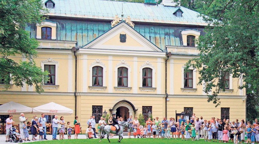 Pałac w Rybnej powstał w XVIII wieku - jest przykładem...
