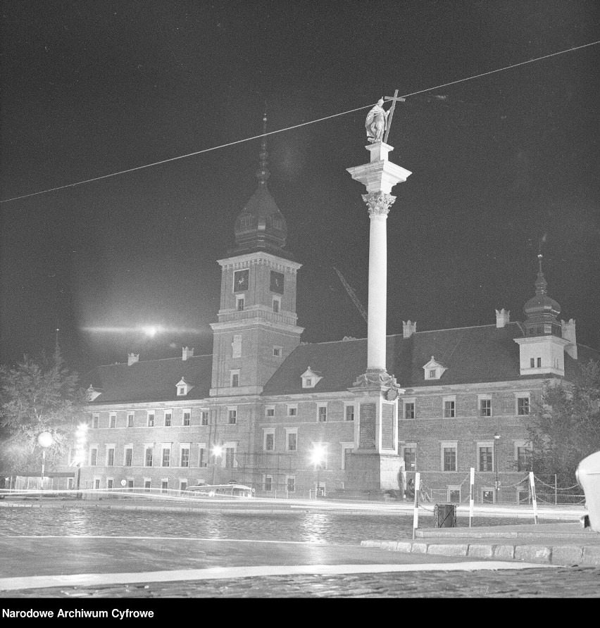 Kolumna Zygmunta na tle Zamku Królewskiego w nocy w 1975...