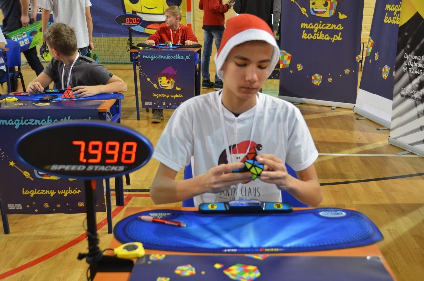 Mistrz Świata układa kostkę Rubika stopami w 19 sekund