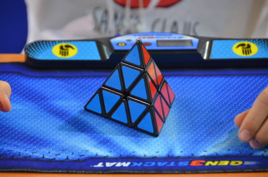Mistrz Świata układa kostkę Rubika stopami w 19 sekund