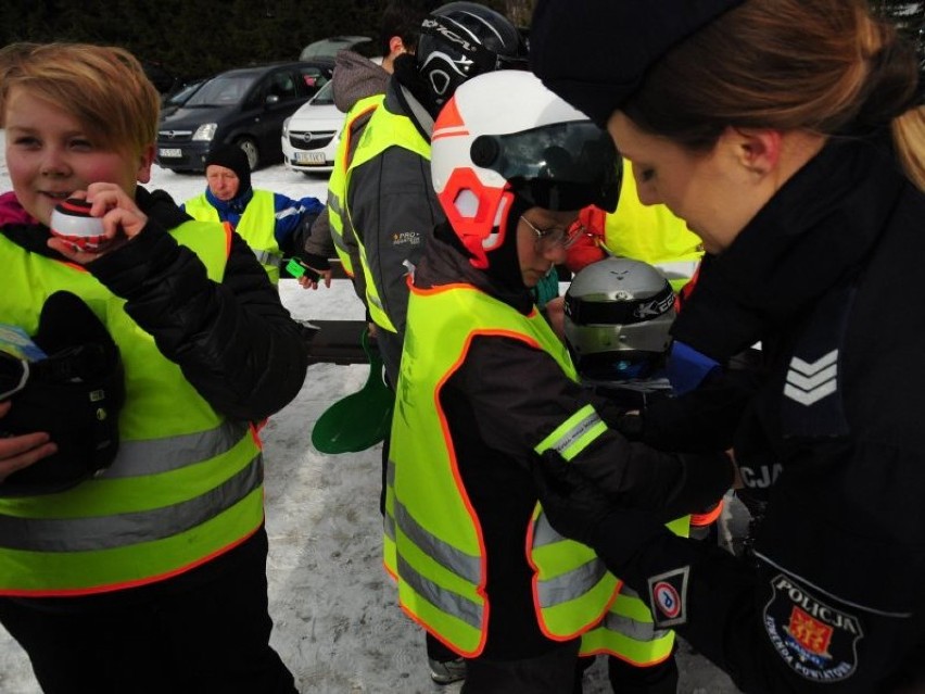 Młodzi narciarze mieli okazję wziąć udział w konkursie, najlepsi otrzymali nagrody m.in. kaski ochronne.