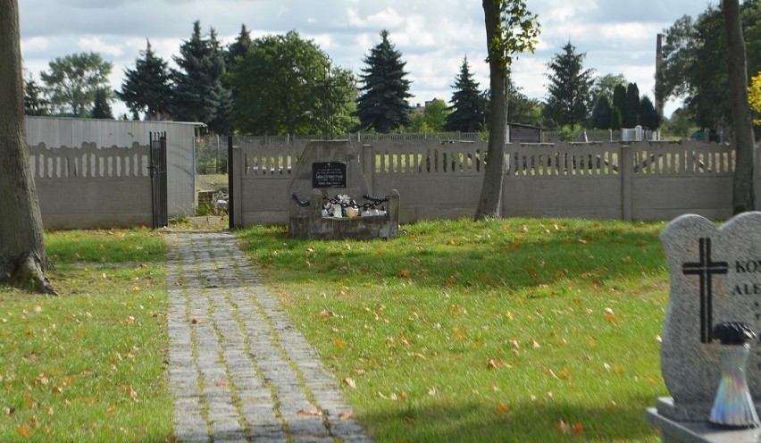 Proboszcz z Białołęki koło Głogowa odkrył tajemnicę starego grobu! Wie, co zrobił człowiek, który spoczywa koło kościoła 