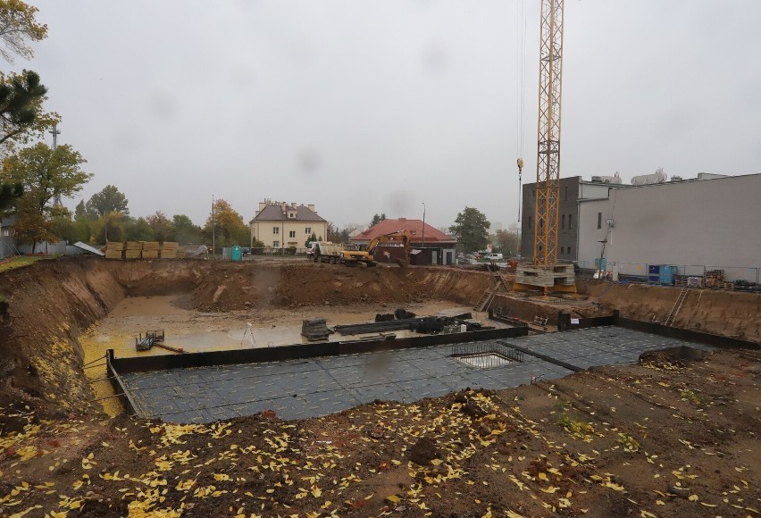 Trwa budowa apartamentowców na działce po dawnym kinie Odeon w Radomiu. Powstają już fundamenty. Zobacz postęp prac i zdjęcia