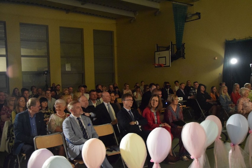 Szkoła Podstawowa Specjalna nr 24 w Płocku świętowała 30-lecie! Występ dzieci, emocjonalny film i nagrody dla nauczycieli [ZDJĘCIA]