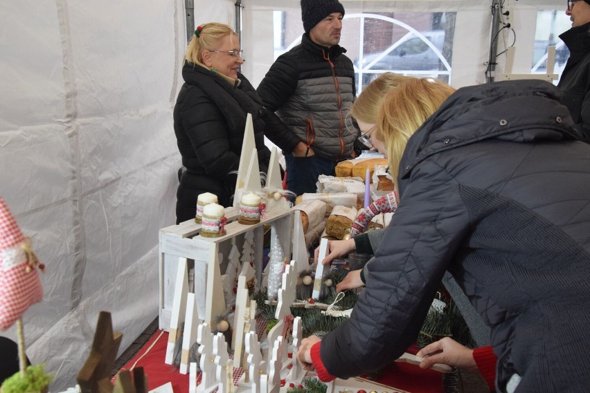 Świąteczny klimat w Książu Wielkopolskim. Mikołajki na miejscowym rynku cieszyły się sporym zainteresowaniem mieszkańców [zdjęcia]