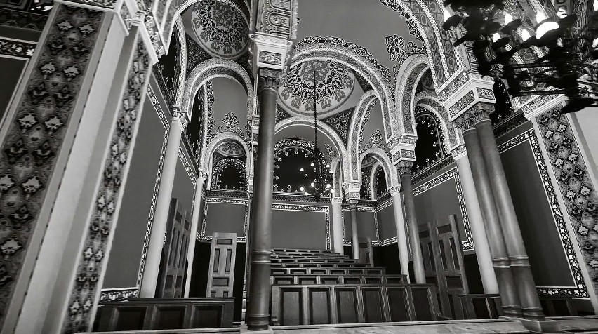 Łukasz Stryjek odtworzył wnętrza Synagogi Wielkiej w Łodzi.