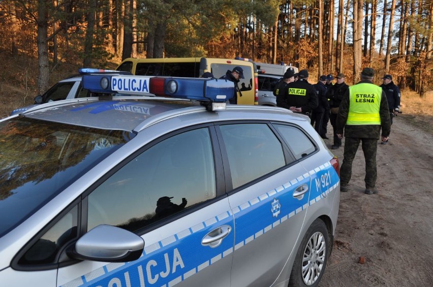 Bytów. Policjanci ze strażnikami leśnymi szukali dwóch zaginionych. Mieli broń! (FOTO)