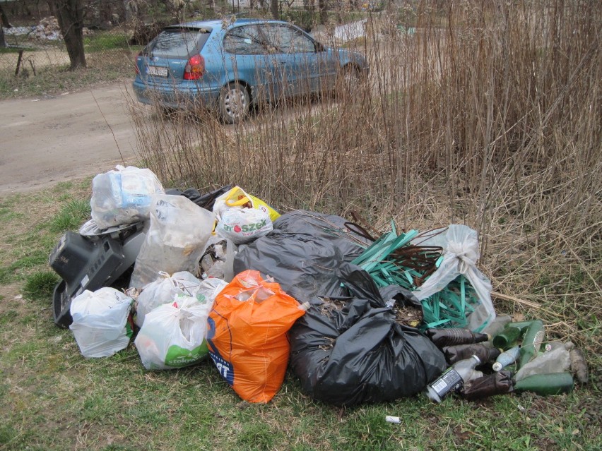 Ul. Zbożowa: Ktoś podrzucił śmieci. Nie ma chętnego do ich uprzątnięcia