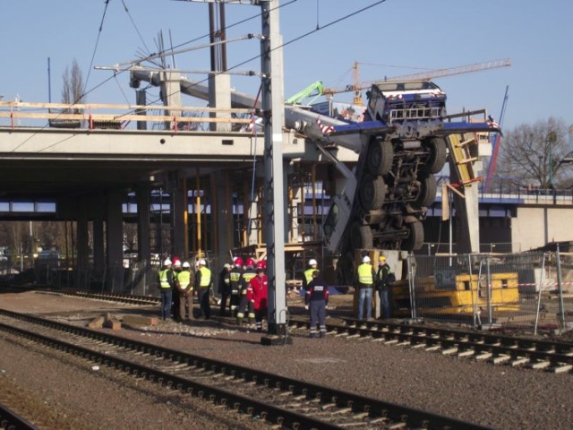 przewrócony dźwig w Poznaniu, przewrócony dźwig na dworcu w Poznaniu