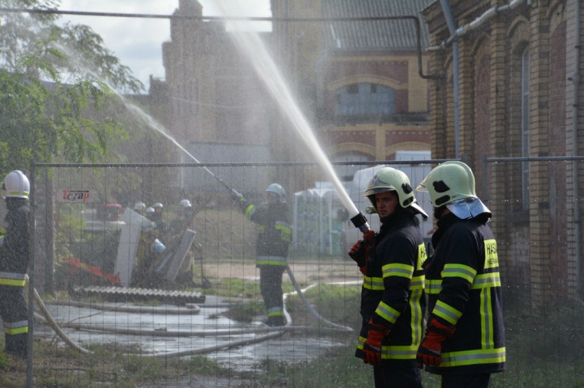 Strażacy ćwiczyli w Pieńsku. Tym razem na terenie Huty Szkła „Zakład Nysa” [ZDJĘCIA]